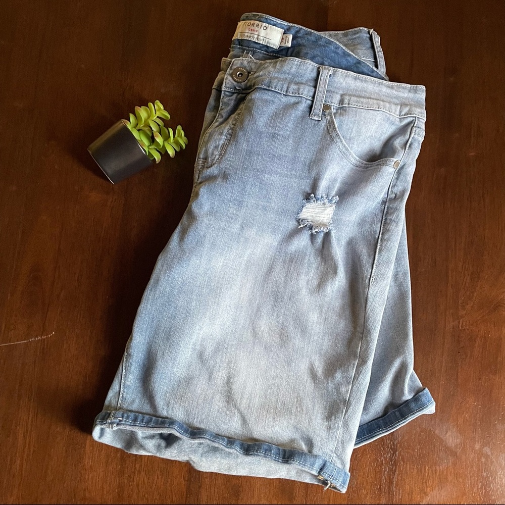 Torrid Blue Distressed Light Wash Denim Shorts Size 18